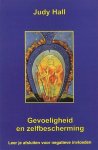 Hall , Judy .   [ isbn 9789020281255 ] 5224 - Gevoeligheid en Zelfbescherming . ( Leer je afsluiten voor negatieve invloeden . ) Wij mensen blinken uit in zelfbescherming. We beschermen ons tegen van alles en nog wat en dekken ons in tegen alle mogelijke financiële eventualiteiten. -