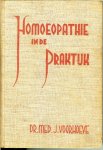 Voorhoeve, Dr. Med. J. - Homoeopathie in de praktijk .. 8ste, verbeterde en veel vermeerderde druk. Rijk geill. met 244 afb. 8 kleurendruk paginas en portret van den schrijver
