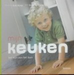 Koop , Rob . & Stijn Switters . [ isbn 9789020966954 ] - Mijn keuken . ( Het hart van het huis . ) We brengen een aanzienlijk deel van ons leven door in de keuken. We eten er een hapje, we keuvelen er wat, we plannen er een weekendje bij een geurige kop koffie….En liefst willen we onze 'leefkeuken'  -