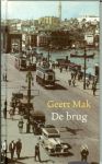 MAK GEERT .. Omslagontwerp : Studio Jan de Boer - DE BRUG * dit is het verhaal over een stad en een brug.Over het lotenmeisje,de sigarettenjongens en de beste zakkenrollers van Europa:en nog meer