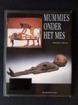 Maarten J. Raven - Mummies onder het mes