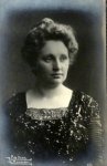 Haan-Manifarges, Pauline de: - [Fotopostkarte, nach halbrechts]]