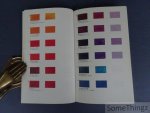 Hilderson H.E. - Kunstschildermateriaal. Met 37 tekeningen en 5 zwart-wit foto's in de tekst en 16 pag. reprodukties in vierkleurendruk buiten de tekst.