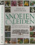 Brickell, Christopher & Joyce, David  Vertaling Titia  van Schaik - Terra's handboek Snoeien & Leiden Een geheel geillustreerde stap-voor-stap handleiding.