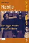 Vogel, Jaap - Nabije vreemden. Een eeuw wonen en samenleven