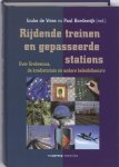 J. de Vries, Paul Bordewijk - Rijdende Treinen En Gepasseerde Stations