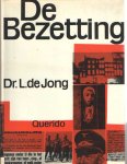 Jong, Dr. L. de - De bezetting. Tekst en beeldmateriaal van de uitzendingen van de Nederlandse Televisie-Stichting over het Koninkrijk der Nederlanden in de Tweede Wereldoorlog, 1940-1945