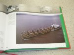 Redactie Centraal Bureau Voor De Rijn- En Binnenvaart / Diverse Auteurs - Rivers of the World. Binnenvaart op Wereldschaal. Inland Shipping a Global Player. Incl. cd-rom.
