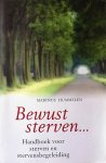 Hummelen , Marinus . [ ISBN 9789021589268 ] 2319 - Bewust  Sterven ... ( Handboek voor sterven en stervensbegeleiding . ) Een mens gaat sterven. Misschien bent u het, misschien is het iemand die u liefheeft, misschien is het iemand voor wie u zorg draagt. Dit boek kan u inzicht geven, verdieping, -