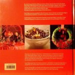 Pattyn , Geert . [ isbn 9789058562050 ]   inv. 1716  (  Tweetalig uitgebracht in het Engels en Nederlands .  )  Het is een zeer zeldzaam en een moeilijk verkrijgbaar exemplaar . - Twinkling Christmas . ( Een kerstboek vol dromen en inspiratie... Word een ster deze kerst. Hul je thuis in bloemenpracht en schitterende versieringen. Geert Pattyns floral design straalt van robuuste genialiteit en organische elegantie.  -