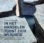 Linden , Caroline van der . [ ISBN 9789463011518 ] 3219 - In het Handelen Toont zich Wijsheid . ( Gevalsonderzoek naar de relatie tussen esthetische idealen en de praktijk . ) Wanneer de gelegenheid zich voordoet gaat een groep bevlogen en kunstminnende mensen - die al jaren als filosofische denktank -
