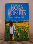 Nora Roberts - VOOR ALTIJD VERLIEFD / bevat 2 verhalen: (1) Tijdloze hartstocht ; (2) Eeuwig avontuur