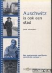 Jakubowicz, Josef - Auschwitz is ook een stad. Een overlevende van de Shoah vertelt zijn verhaal. . .