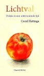 Hattinga , Ceciel . [ isbn 9789078094739 ]  2217  ( Gesigneerd door de auteur en compleet met de kaart . ) - Lichtval . ( Poëzie in een uitstrooiende tijd . ) Lichtval, poëzie in een uitstrooiende tijd is een zoektocht naar betekenis, een verwondering over de wereld als de maanden voorbijgaan. In zestig gedichten mijmert Ceciel Hattinga over voorvallen,  -