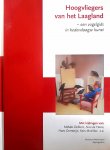 Diverse Auteurs . Met bijdragen van Midas Dekkers . & Nico de Haan . & Hans Dorrestijn . & Kees Moeliker .  [ ISBN   ] 2719 - Hoogvliegers van het Laagland . ( Een vogelgids in hedendaagse kunst . ) 'Hoogvliegers' is een veelkleurig en rijk geïllustreerd kijk- en leesboek dat zich gemakkelijk nestelt in de boekenkast van zowel de kunstspotter als de vogelaar. -