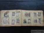 Anon. - Scrapbook / verzamelalbum / oud postkaartenalbum met talrijke krantenknipsels van wielrenners (jaren '40-'50-'60).