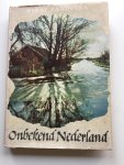 Zandstra, Evert - Onbekend Nederland. Drieëntwintig speurtochten naar het leven der mensen. Geïllustreerd met foto's van Bram Wisman, met kaarten van F.W. Michels en met facsilime's.