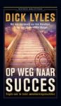 Lyles , Dick . [ isbn 9789025414481 ] - Op  Weg  Naar  Succes . ( Regels voor de beste samenwerkingsresultaten . ) Iedere mangager of aankomend manager loopt ertegenaan: