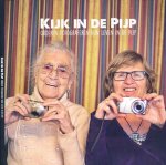 Bonink, Caro (samenstelling). - Kijk in de Pijp: Ouderen fotograferen hun leven in de Pijp.