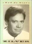 Nijs, Rob de  &  Gelder, Henk van  .. met heel veel zwart wit foto's .. Vormgeving  van Herbert Verhey - Zilver  .. In het najaar van 1987 viert Rob de Nijs zijn 25 - jarig artiesten jubileum met een langspeelplaat en dit boek  , waarop oud repertoire nieuw glans krijgt , met een glorieuze jubileumtoernee en met dit boek ..