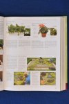 Brickell, Christopher - Encyclopedie van het Tuinieren, Een Allesomvattend Naslagwerk over Tuinieren, van de Aanleg en het Onderhoud van de Tuin tot het Kweken van Bomen, Heesters, Planten, Groenten en Fruit (5 foto's)