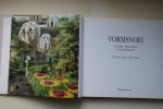 Hammer - Topiary: Vormbomen, Plantsierkunst  Vormsnoei   Een leerboek voor alle vormen te kunnen maken ook de fantasie modellen worden duidelijk beschreven .