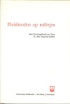 Lia Jongbloed - van Nuys Illustraties van Phia Hengeveld - Gubbels - Huishouden op Rolletjes .. Beroep : geen , De dagelijks gang van zaken, het schoonhouden van het huis , werkmatriaal, elektrische apparaten, gastoestellen, onderhoud van diverse voorwerpen, aanschaf van allerlei gereedschap, naar een ander huis, dekk