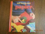Eef Behrens - Zelf bezig met papier