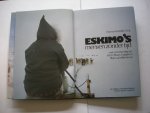 Velde, F.van de / Vollenhoven, P.van, en anderen fotogr. - Eskimo's -  mensen zonder tijd. Met een reisverslag van H.K.H.Prinses Margriet en Pieter van Vollenhoven