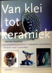 Koudstaal , Marieke . [ isbn 9789021325422 ] 3916 - Van Klei tot Keramiek . ( Handvormtechnieken - Keramiek decoreren - Werken met glazuren . ) Met een brood klei en wat eenvoudige gereedschappen kunnen de mooiste keramische vormen worden gemaakt. Dit boek laat keramiek in al haar facetten zien.  -