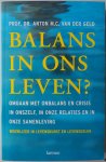 Geld, Anton M.C. van der - Balans in ons leven? Omgaan met onbalans en crisis in onszelf, in onze relaties en in onze samenleving Wegwijzer in levenskunst en levensgeluk Met krantenknipsels