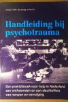 Jong, Joop. de (redactie) - Handleiding bij psychotrauma. Een praktijkboek voor hulp in Nederland aan ontheemden en aan slachtoffers van rampen en vervolging