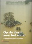 Oppen, John van e.a. - Op de vlucht voor het water / Kroniek van een bange week in Gelderland