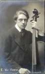 Van Horen, E.: - [Fotopostkarte, halbe Figur, en face, mit Violoncello]