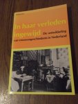 Dumont, Sylvia ea. - In haar verleden ingewijd . De ontwikkeling van vrouwengeschiedenis in Nederland