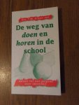 Kroon, Drs. T.M. - De weg van doen en horen in de school. Aanzet tot een gesprek over identiteit