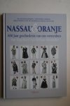 Ruizendaal, Willem ; e.a. - NASSAU  &  ORANJE. 600 Jaar geschiedenis van ons vorstenhuis Van Engelbert I tot Willem-Alexander. Geïllustreerd door Piet Kooman en Gerard van de Nes. Accessoires: Marijke Kentgens . ) Kostuumkunde .en Portretten .