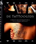 Hemingson , Vince . [ ISBN 9789089980182 ] 1218 - De Tattoogids . ( Complete gids met traditionele en eigentijdse tatoeages . )   Dit handboek is meer dan een alfabetische opsomming van namen en data, het is een vraagbaak over alles wat je maar wilt of moet weten over tatoe‘ren. -
