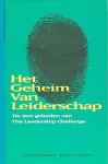Kouzes , James . & Barry Posner . [ isbn 9789055940622 ] - Het Geheim van Leiderschap . ( De tien geboden van The Leadership Challenge . ) Via het analyseren van duizenden verslagen van goed geslaagde leiderschapservaringen en via het houden van diepgaande interviews ontdekten de schrijvers de vijf meest -