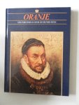 Hoek, K.A. van den; Herenius, Ans e.a.;Illustrator : Schreuder,Jeanette e.a - Oranje Ons vorstenhuis door de eeuwen heen  De stadhouders en hun familie