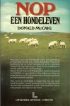 McCaig, Donald .. Omslagontwerp .. Myosotis Art Studio - Nop - Een Hondeleven .. Hield mij tot de laaste pagina in zijn greep . Het is indringend , oorspronkelijke en ontroerend James Herriot