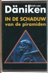 Daniken , Erich von - In  de schaduw van de piramiden [ o.a. spectaculaire ontdekkingen over de piramide v. Cheops]