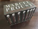 Marcel Proust – plus cadeau - Op zoek naar de Verloren Tijd - COMPLEET, de mooiste paperbackuitgave, met fraaie cassette, prachtig ex