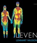 Nilsson , Lennart . [ isbn 9789021619392 ] - Leven . ( In 160 unieke kleurenfoto's vertelt dit boek het verhaal van de mens. Het begint met het ontstaan van nieuw menselijk leven. We zijn getuige van de reis van de zaadcel op zoek naar het eitje en de daaropvolgende bevruchting, van de -