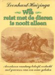Huizinga, Leonhard ..  Omslagontwerp  P. A. H. van der Harst .. Met vele schitterende illustraties - Wie reist met de dieren is nooit alleen. Avonturen vandaag beleefd, verlucht met gravures van een eeuw geleden