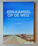 Trea ten Kate - Een kameel op de weg - Over land van Zwolle naar Dakar - Gesigneerd
