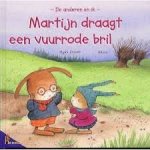 Doinet, Mymi en Nanou - Martijn draagt een vuurrode bril (serie: de anderen en ik) Doinet, Mymi en Nanou - Martijn draagt een vuurrode bril (serie: de anderen en ik)
