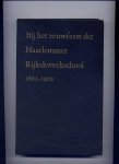 MEULEN, JR. VAN DER & P.J. BUIS & H. ELSINGA e.a. (eeuwfeestcomité) - Bij het eeuwfeest der Haarlemmer Rijkskweekschool 1862-1962 - Tien jaar Kweekschoolwet 1952-1962
