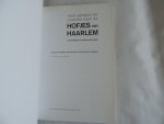 Peetoom, Lenie; en Letty van der Hoek - Door gangen en poorten naar de hofjes van Haarlem. With English summaries  / Through passages and gates to the hofjes of Haarlem