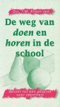Kroon, Drs.T.M.  (red.) - De weg van doen en horen in de school. Aanzet tot een gesprek over identiteit.